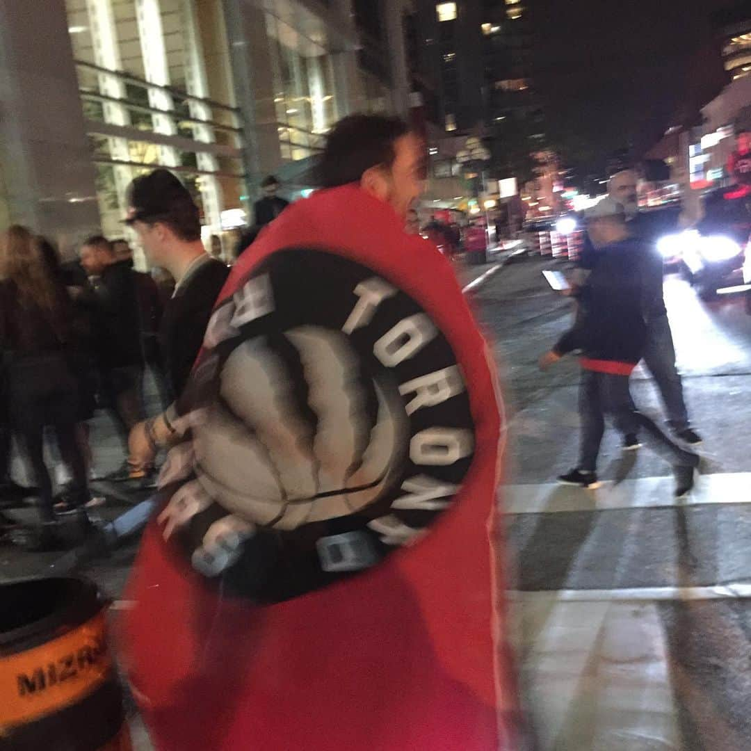 エレン・ウォンさんのインスタグラム写真 - (エレン・ウォンInstagram)「The 6 in Game 6! 🙌🏻🔥Congrats @raptors !!!! 🏆🏀 Last night Toronto CELEBRATED!  #nofilter」6月15日 1時29分 - ellewongster