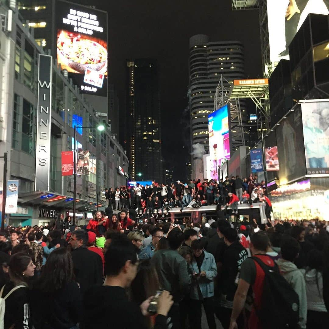 エレン・ウォンさんのインスタグラム写真 - (エレン・ウォンInstagram)「The 6 in Game 6! 🙌🏻🔥Congrats @raptors !!!! 🏆🏀 Last night Toronto CELEBRATED!  #nofilter」6月15日 1時29分 - ellewongster