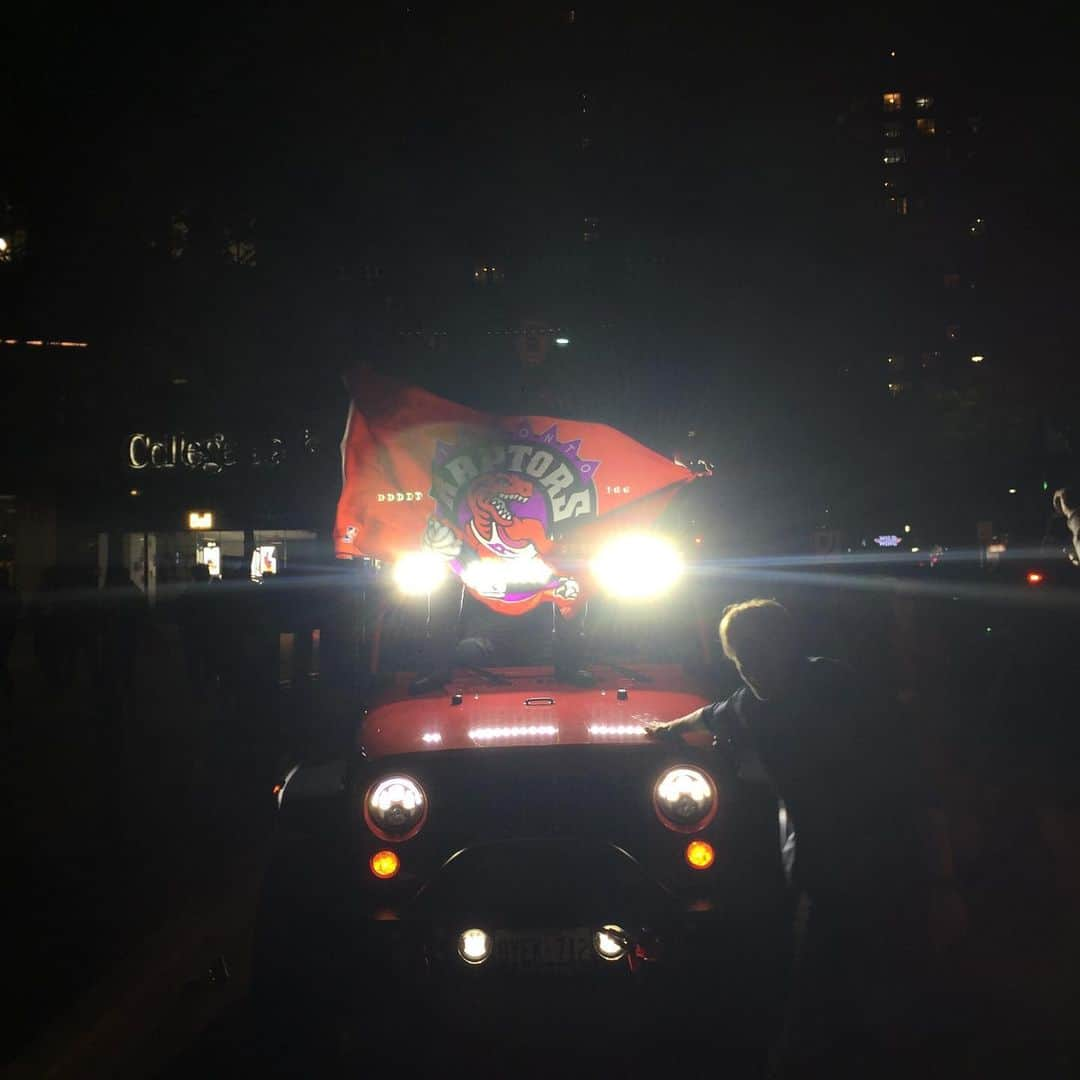 エレン・ウォンさんのインスタグラム写真 - (エレン・ウォンInstagram)「The 6 in Game 6! 🙌🏻🔥Congrats @raptors !!!! 🏆🏀 Last night Toronto CELEBRATED!  #nofilter」6月15日 1時29分 - ellewongster