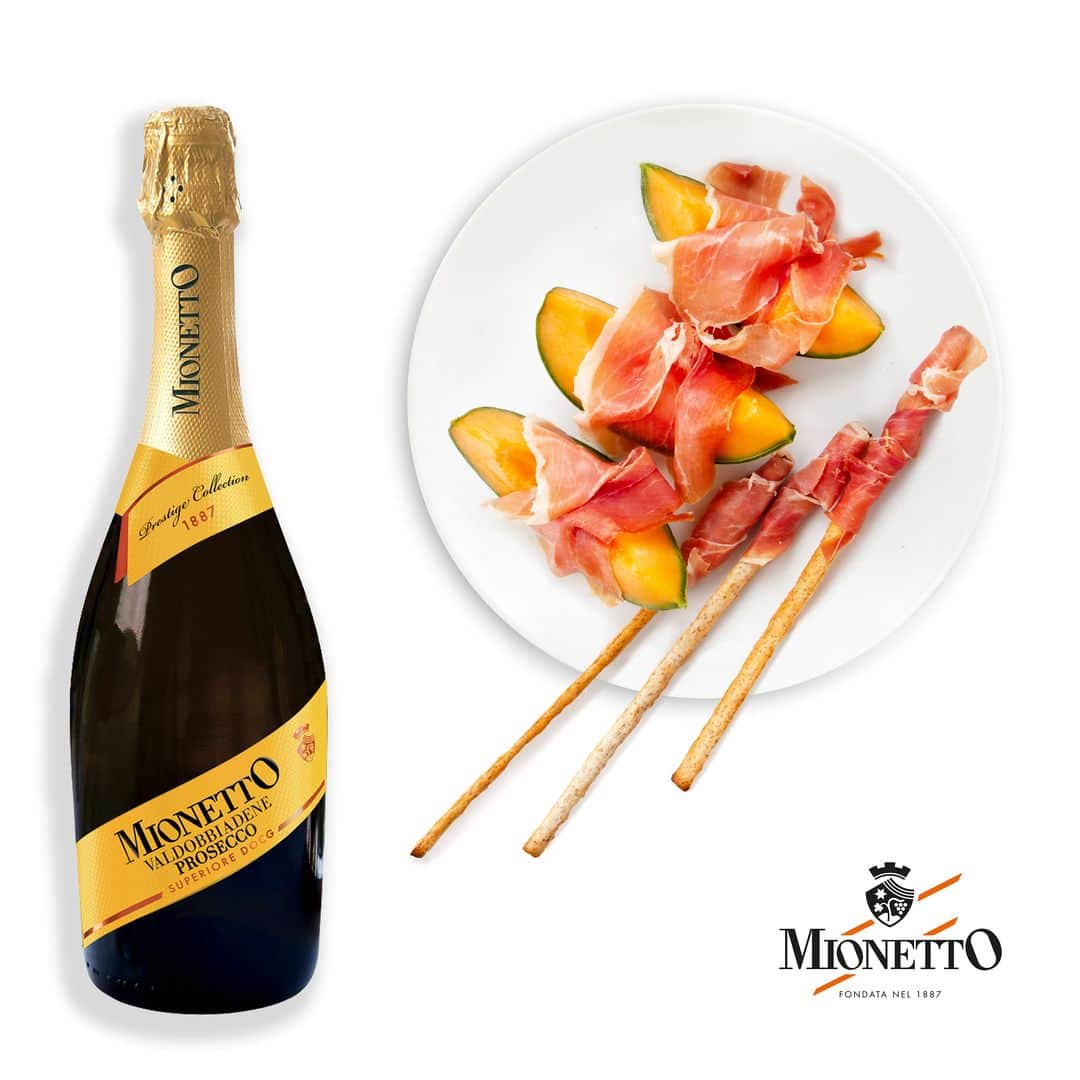 Mionetto Proseccoさんのインスタグラム写真 - (Mionetto ProseccoInstagram)「Enjoy our summertime pairing: the sweetness of the watermelon meets the Valdobbiadene Prosecco Superiore DOCG Extra Dry - Prestige Collection - and its perfect acidity level. #mionettoprosecco」6月15日 1時30分 - mionetto_prosecco