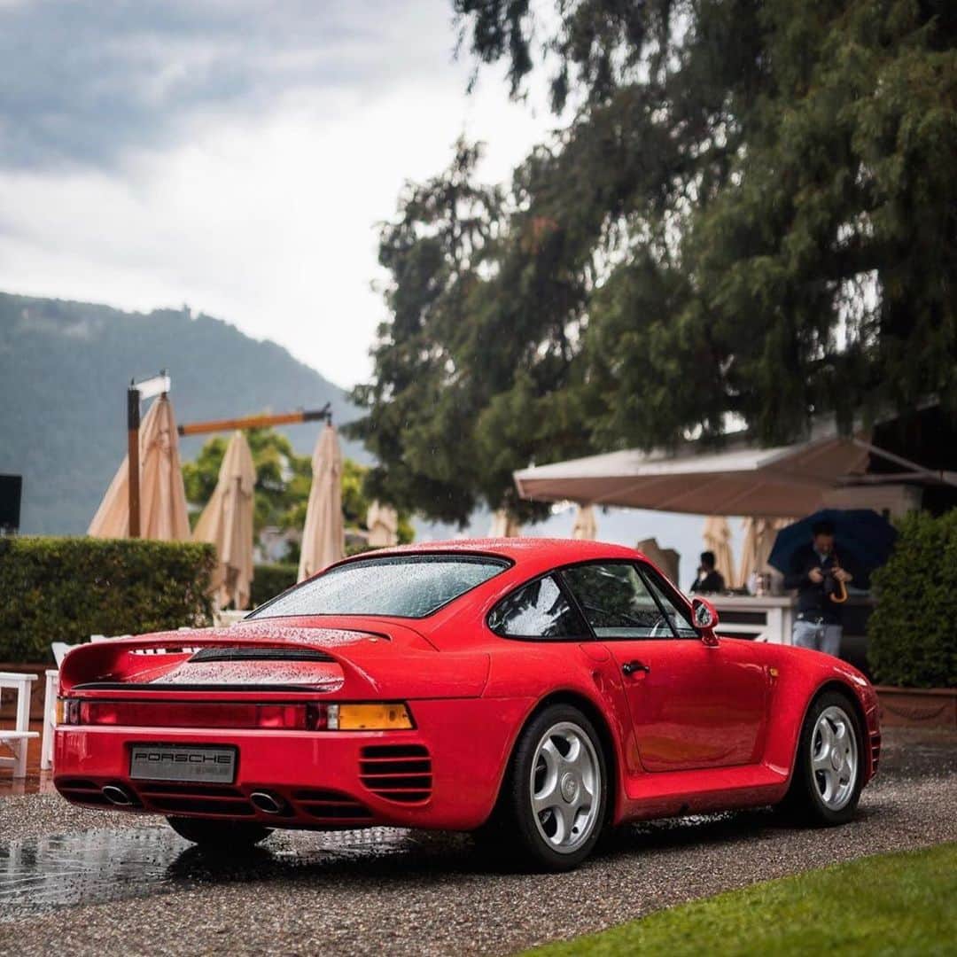 CarsWithoutLimitsさんのインスタグラム写真 - (CarsWithoutLimitsInstagram)「Can always appreciate a nice car 🚗  Photo @pursuitcars  #carswithoutlimits #porsche #959 #porsche959 #red」6月15日 1時38分 - carswithoutlimits