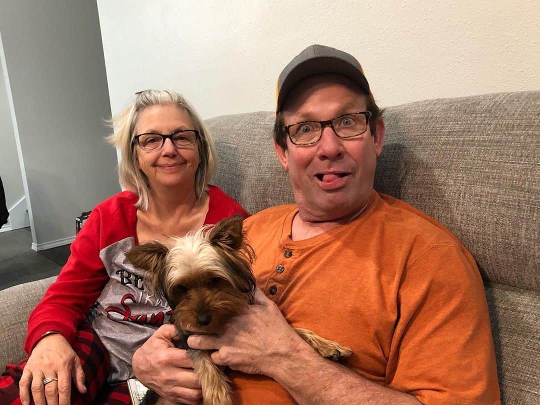 サマンサ・ドロークのインスタグラム：「Just an accurate image of who my parents are to me! Haha 🥰 This is my Dad being silly as always and my sweet Momma endearing my Dad, the man she loves. This is 42 years married you guys! I am so thankful for these two and their love for one another ❤️ Cheers to many many more! I love you both so much xx #happyanniversary」