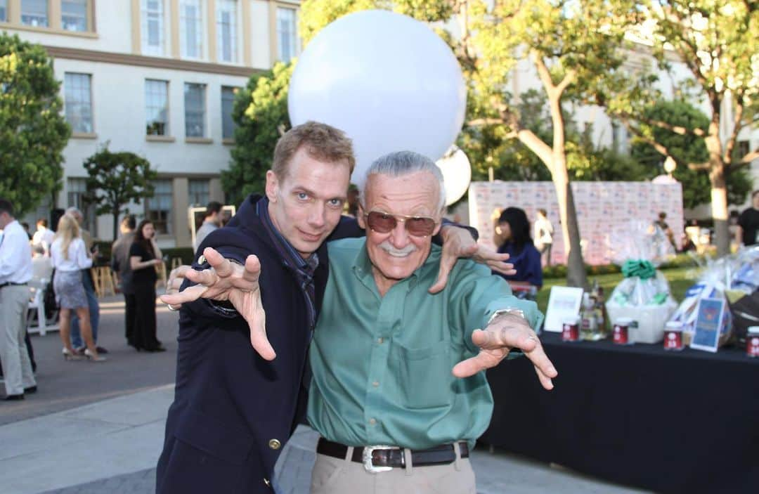 スタン・リーさんのインスタグラム写真 - (スタン・リーInstagram)「Here's some #FridayFun: Stan clowning around with the Silver Surfer (aka Doug Jones). #FlashbackFriday」6月15日 1時50分 - therealstanlee