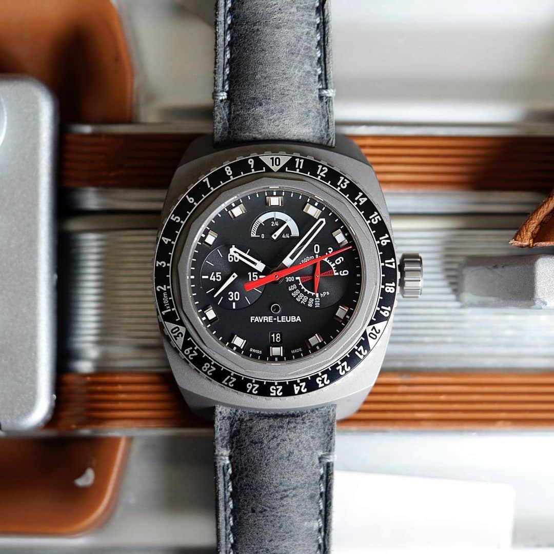 Daily Watchさんのインスタグラム写真 - (Daily WatchInstagram)「Up close with the Raider Bivouac 9000 from @FavreLeuba. In 1962 the original Bivouac was launched with revolutionary technology that could guide mountaineers on their altitude up to 3000m. Stepping forward to 2017 and the launch of the new Bivouac. This new version was re-engineered to measure altitudes up to 9000m by using the rotating bezel and the small sub-dial at 3 o’clock 👌🏼 #FavreLeuba」6月15日 1時44分 - dailywatch