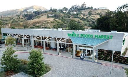 Whole Foods Marketさんのインスタグラム写真 - (Whole Foods MarketInstagram)「Hello #Malibu! 👋 We are so excited to finally open our 501st store in Malibu, California! This new 25,000 square-foot store offers a wide selection of locally-sourced products – including our specialty foods section featuring over 200 local suppliers, with cheeses from @cowgirlcreamery, spirits from @mulhollanddistilling and beer from Ballast Point Brewing. You’ll also find a wide selection of grab-and-go foods, including @kikkasushi and organic meal kits from @EatHaks, as well as our fresh produce department with selections from nearly 50 regional growers. Plus, our bakery department offers an array of in-house-made treats, including items for #vegan, #glutenfree, #keto and other special diets. Our friends @NekterJuiceBar will be serving up açai bowls, smoothies, juices and coffee roasts from @CoffeeManufactory. We are open from 7AM to 10PM daily – come on by! #WholeFoodsMalibu」6月15日 1時47分 - wholefoods