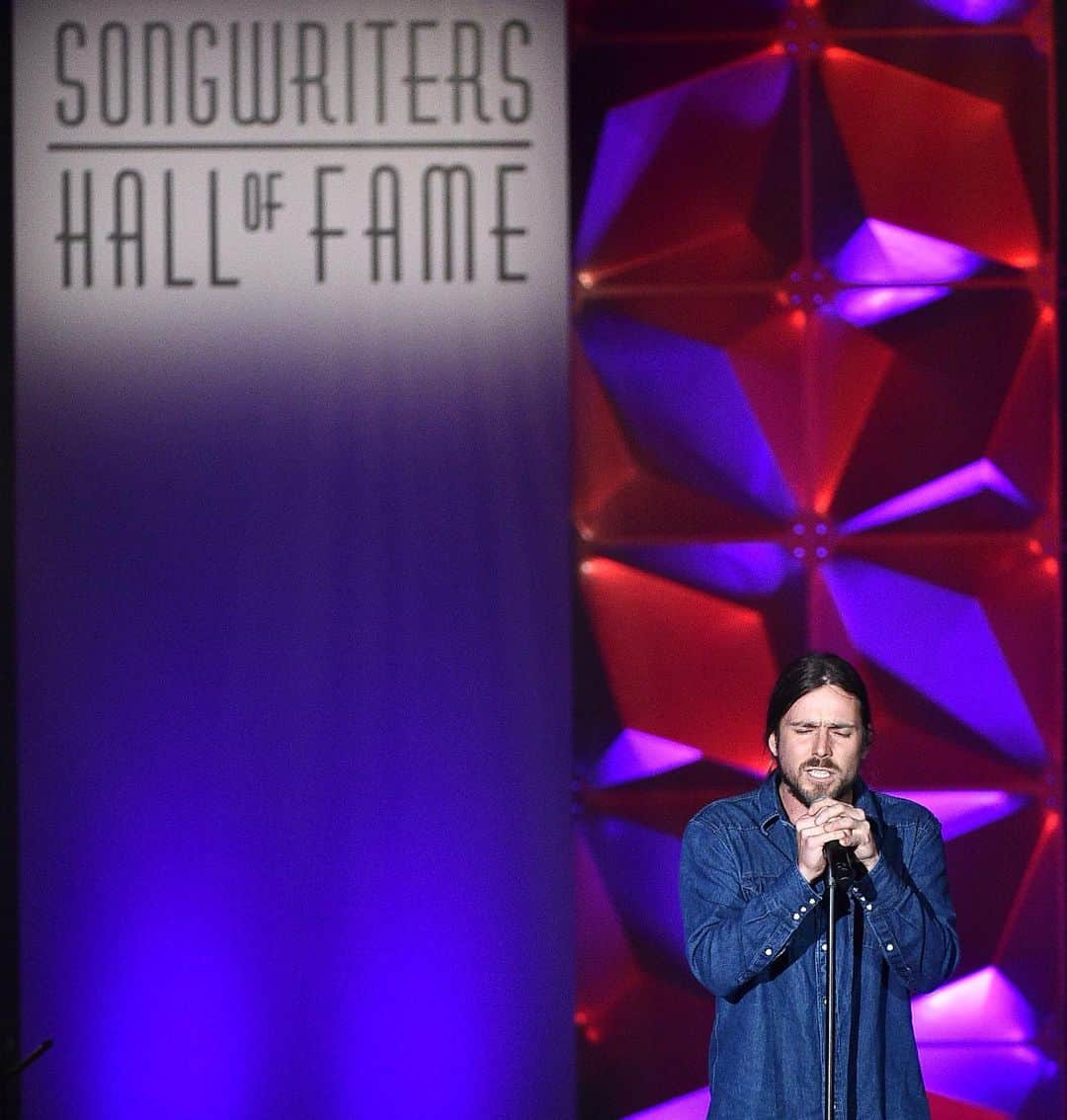 Broadcast Music, Inc.さんのインスタグラム写真 - (Broadcast Music, Inc.Instagram)「Last night’s @songwritershalloffame was truly unforgettable. We’re so incredibly proud of our #BMIFamily members who received honors, performed and made the night extra special. #SHOF2019」6月15日 1時52分 - bmi