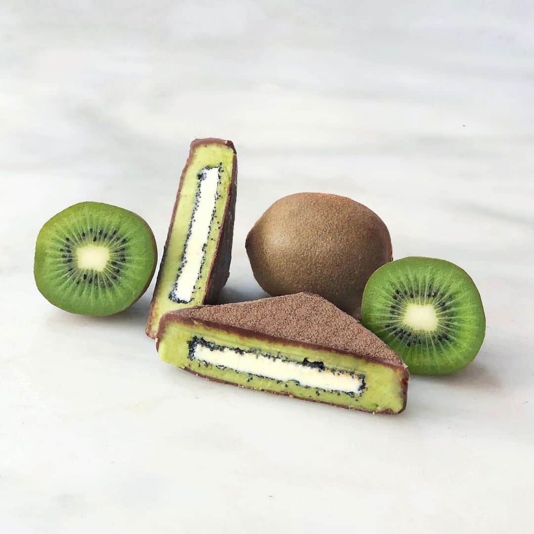 DOMINIQUE ANSEL BAKERYさんのインスタグラム写真 - (DOMINIQUE ANSEL BAKERYInstagram)「Slicing open our Kiwi Sorbet Bar to reveal a center of kiwi sorbet with vanilla ice cream at the center (the little kiwi seeds are actually poppy seeds), coated in milk chocolate that’s a little bit “fuzzy” on the outside. 🥝」6月15日 1時54分 - dominiqueansel