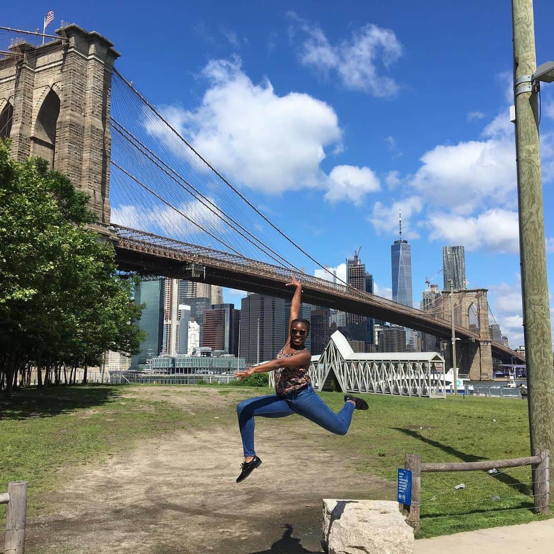 イレタ・シレテのインスタグラム：「Brooklyn Brigde - NYC  Another day in New York, jumping ✌🏾 #shiplife #newyork #jumpingaroundtheworld #brooklynbridge #happytime #memories #smile #showgirl」