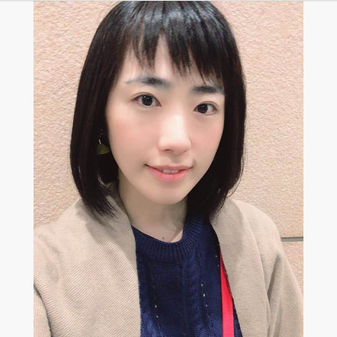馬渕史香のインスタグラム：「縮毛矯正かけてもらったので、もう梅雨に勝ちました  #黒髪 #ボブ #太眉  #オン眉  #japanese  #梅雨」