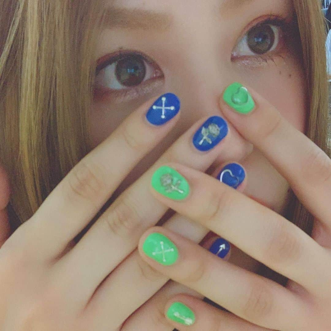 吉岡久美子さんのインスタグラム写真 - (吉岡久美子Instagram)「#ネイル 変えたよん！ わたしの好みのままを 作ってくれたよ〜🥺 爪見るたびにテンションあがる！ thank you → @__unibaby . . #黄緑ネイル #ブルーネイル #シルバー #シルバーパーツ #パーツ #ヒトメボレ #ヒトメボレネイル #ALL #JOY #つぼみ大革命 #つぼみ #吉本 #よしもと #アイドル #idol #大阪 #東京 #神戸 #ライブ #instagood #いいね👍 #いいね」6月15日 2時00分 - kuunyaaan