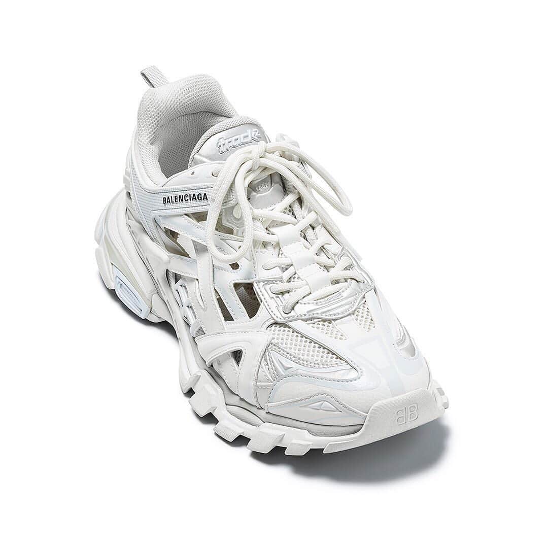 HYPEBEASTさんのインスタグラム写真 - (HYPEBEASTInstagram)「@hypebeastkicks: @balenciaga has unveiled its latest luxury sneaker design, the “Track.2.” Slated to release through Balenciaga’s online store on June 18 before arriving at global stockists like @ssense on June 25, with more colorways to follow. Tell us your thoughts on the new design in the comments. Photo: BALENCIAGA」6月15日 2時01分 - hypebeast