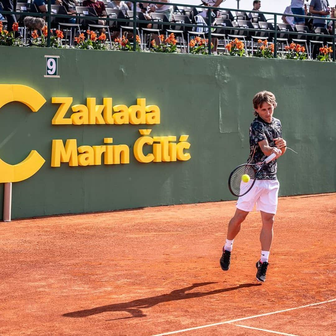 ルカ・モドリッチさんのインスタグラム写真 - (ルカ・モドリッチInstagram)「Thanks for the invitation to the amazing event @marincilic and @marincilicfoundation 🎾 It was so nice to spend time with great athletes for a good cause!👏🏻 Partneru @marincilic Hvala na 🔝 organizaciji i sljedeci put nema popustanja😂💪🏻 #Tennis #GameSetHrvatska 🎾」6月15日 2時02分 - lukamodric10