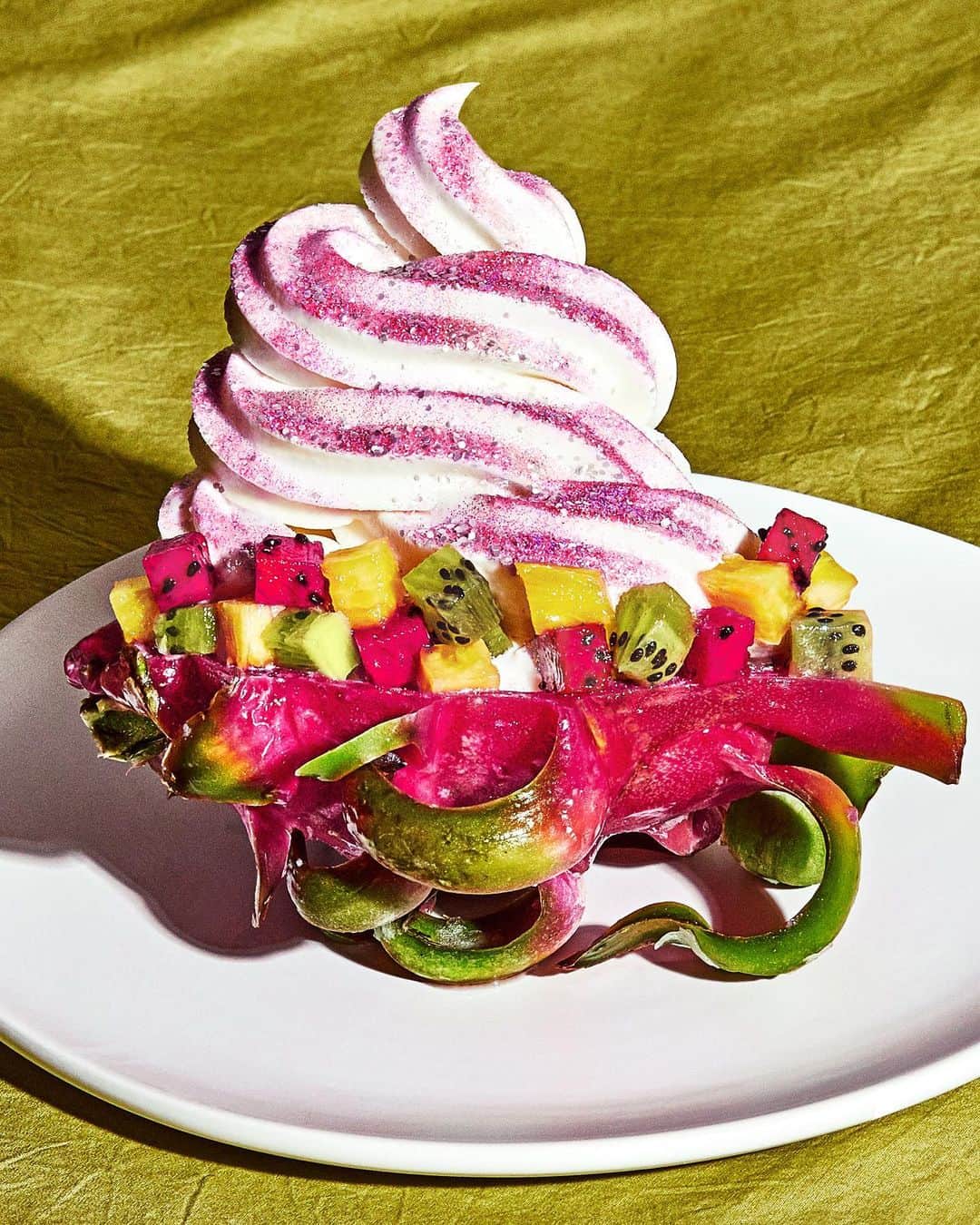 Chobaniのインスタグラム：「Now until June 30th, visit the Café and try our limited edition Dragon Queen Soft Serve, made exclusively for #WorldPride. Enjoy vanilla soft serve frozen yogurt swirled into a pink dragon fruit, topped with pieces of pink dragon fruit, pineapple, and kiwi, dusted with edible glitter. Available now until June 30th. Tag a friend who would want to try! 🐉 👑🍦 📸: @codyguilfoyle」