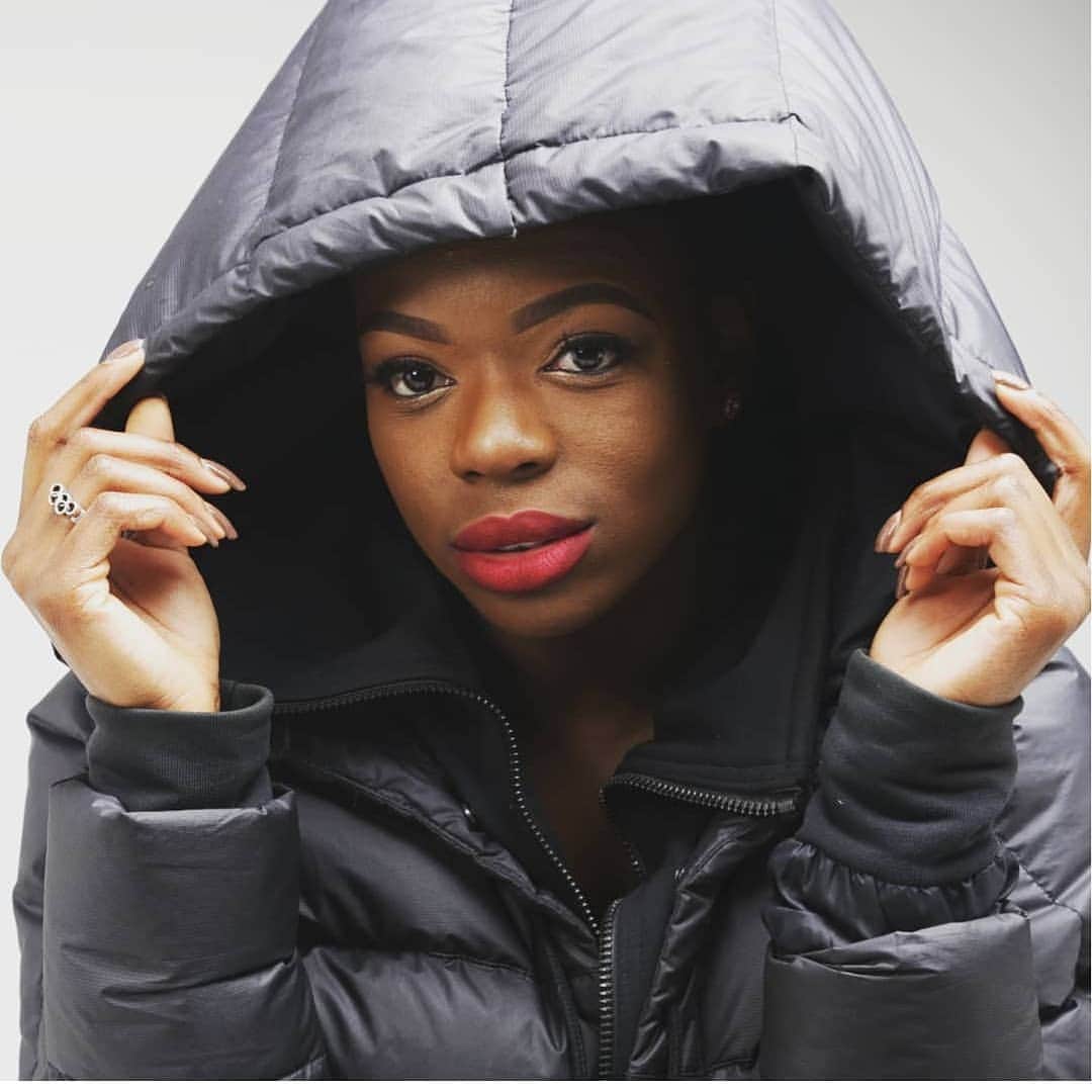 アシャ・フィリップのインスタグラム：「Dark Chocolate🍫💄 . . . #BlackGirlMagic #FridayFun #Beauty #RedLipStick」