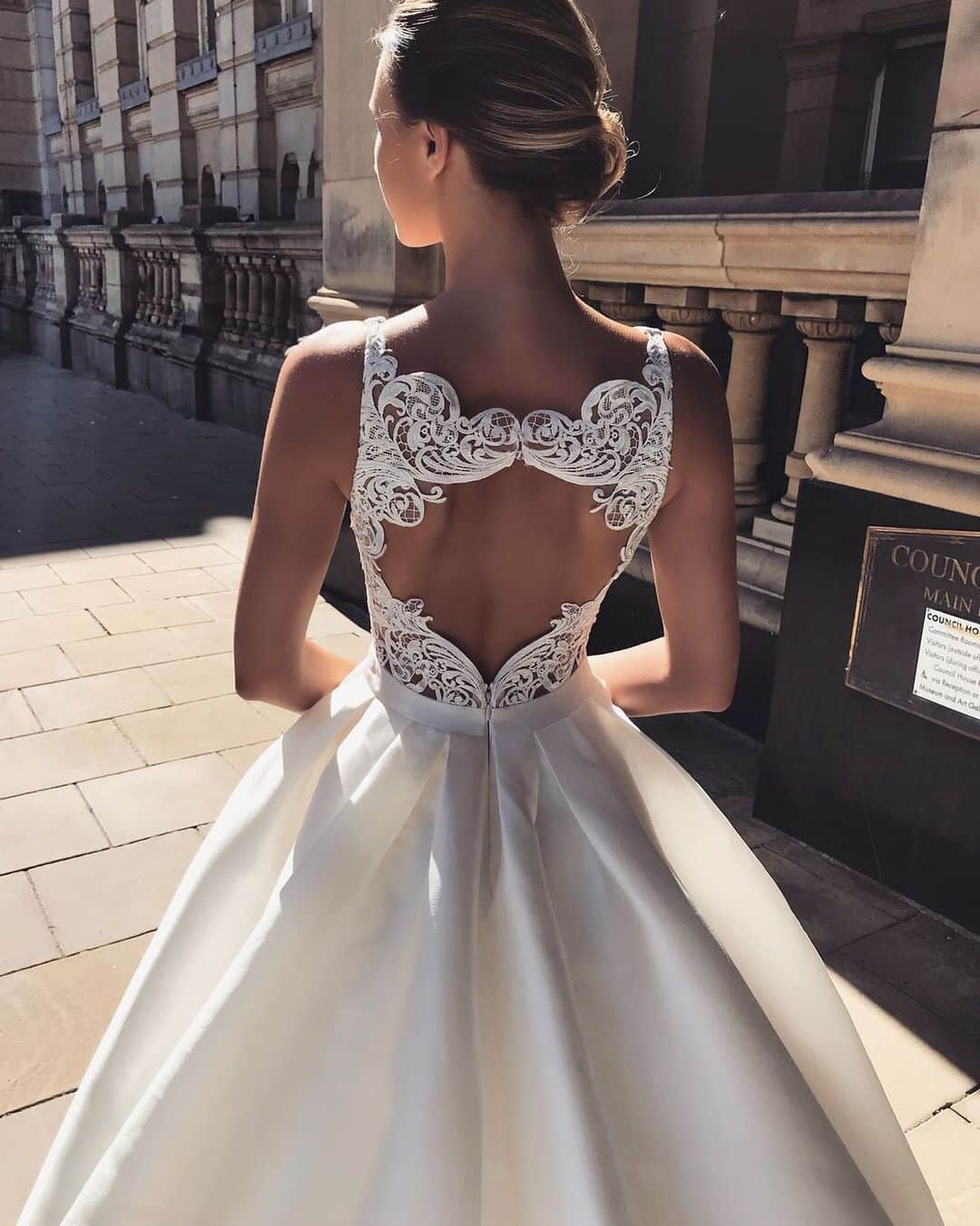 Wedding Lifeのインスタグラム：「YES AND YES!😍 Perfection by @enzoani  Tag your besties •  @enzoani @enzoani  @enzoani」