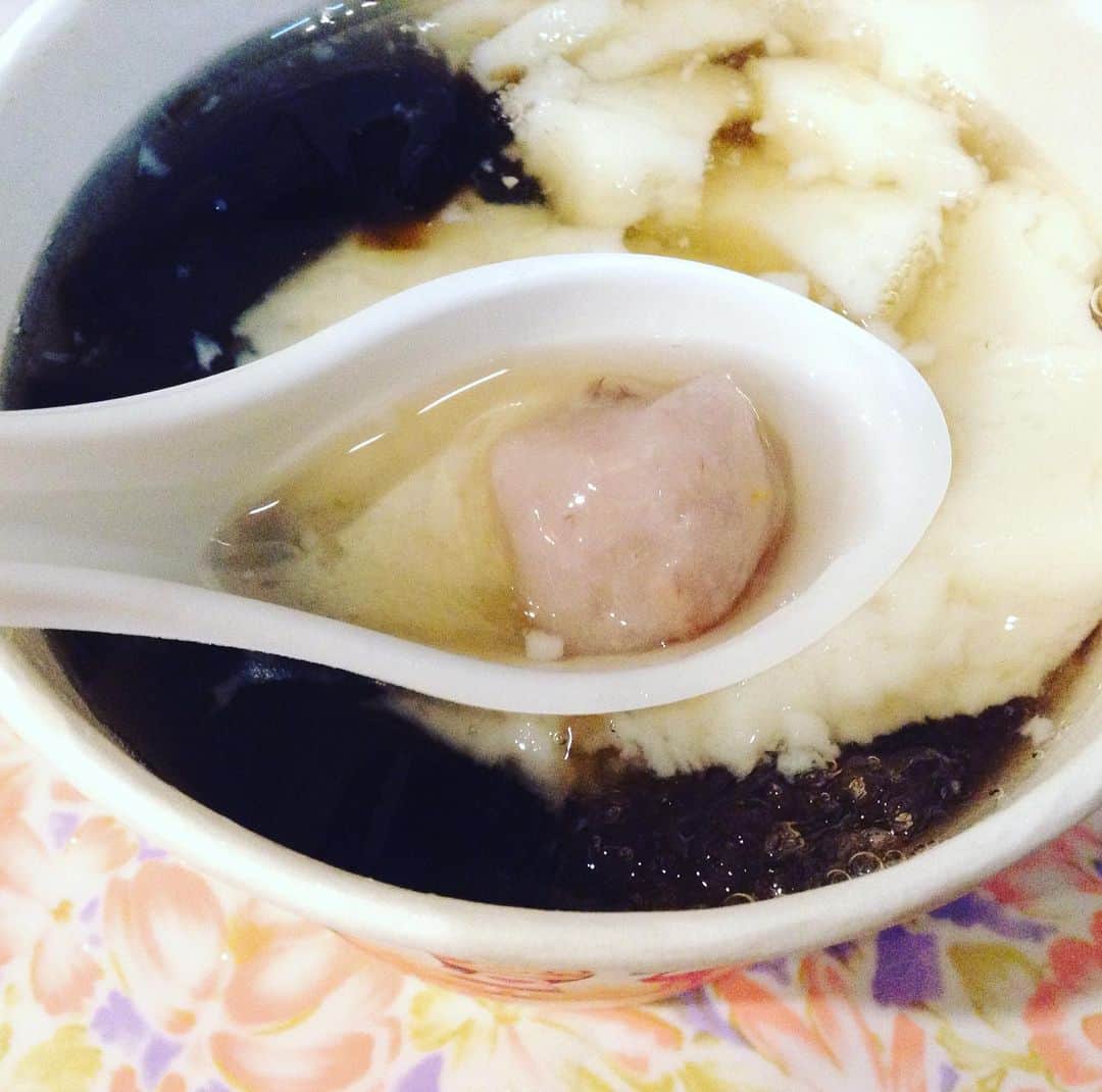 三角みづ紀さんのインスタグラム写真 - (三角みづ紀Instagram)「市場で夕食を食べてから宿に戻り、疲れがたまって早々に眠っていましたが、豆花を食べねば後悔すると思ってかけこんだよ。」6月15日 2時18分 - misumimizuki