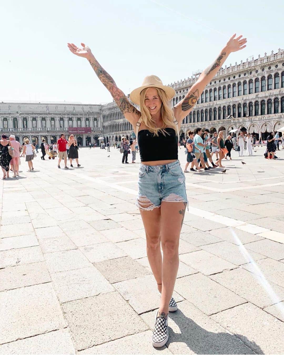のインスタグラム：「@VansBMX66’s @A_ngieMarie explores Venice in the Checkerboard Slip-On. #vansgirls」