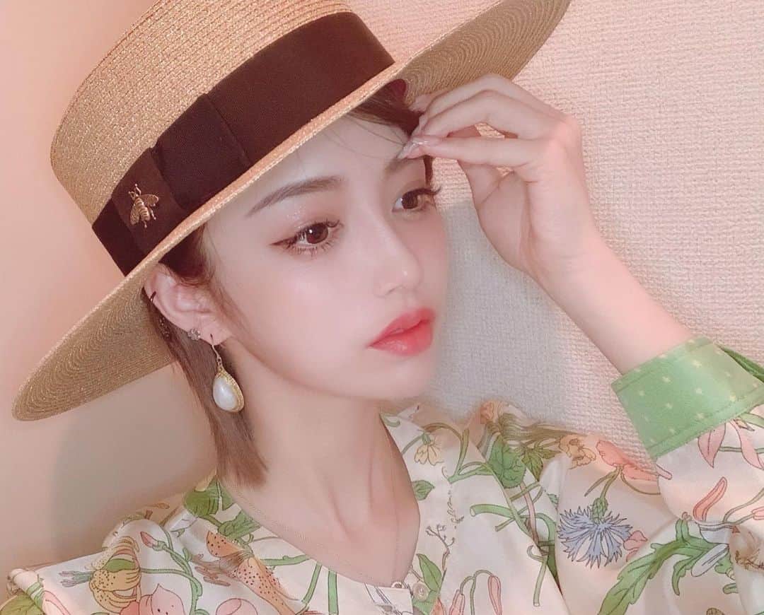 のインスタグラム：「裸眼👀 今日お迎えしたものたちをおうちでファッションショーしてみてる🤟 やっぱりテンション上がる🥰 . こういうお帽子ってどう保管したら1番型崩れしないの？🤔 ． #gucci  #gucciコーデ  #gucci女子  #guccihat  #gucciflora」