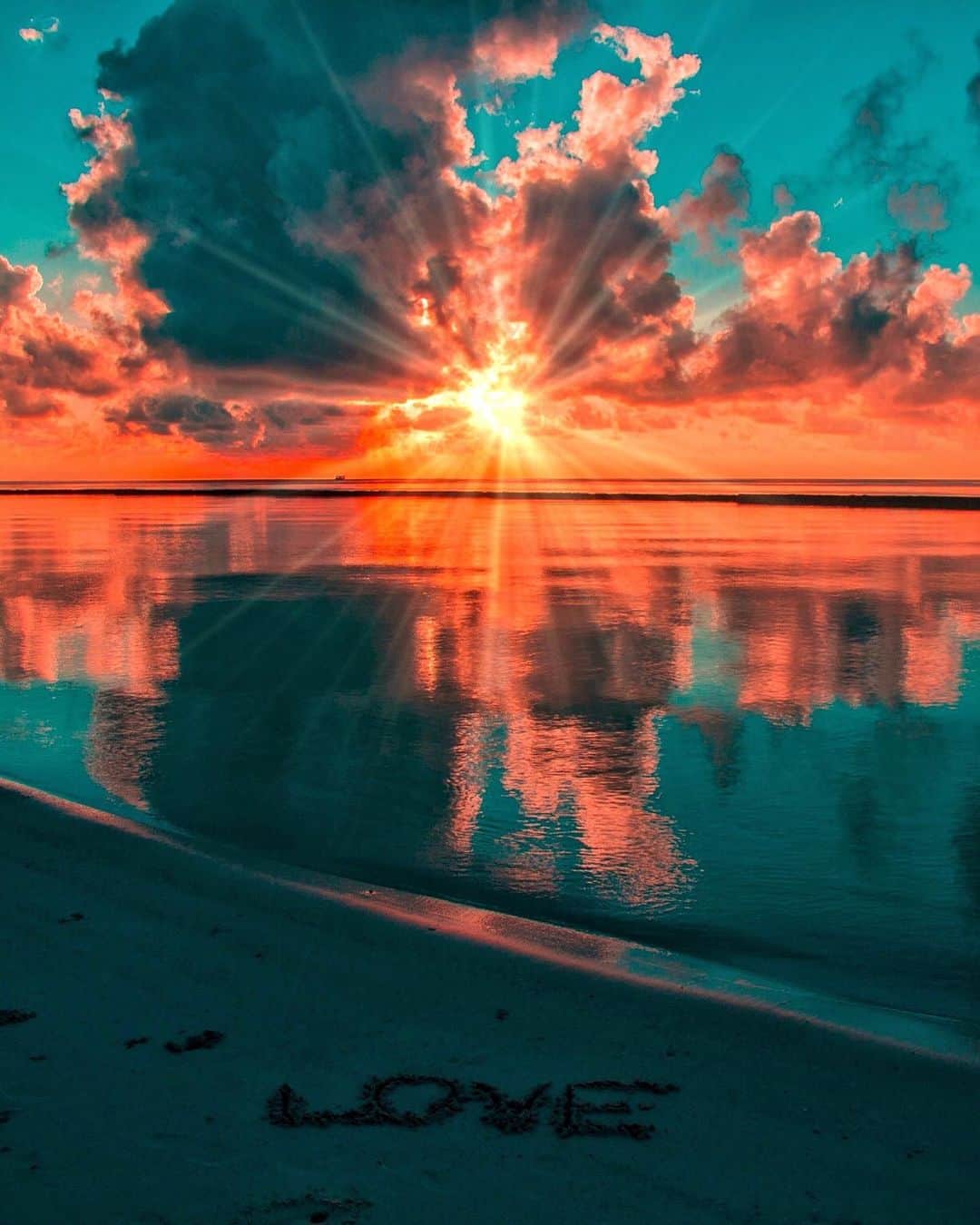 Hatice Korkmaz The Color Queenさんのインスタグラム写真 - (Hatice Korkmaz The Color QueenInstagram)「Love is where you find it❤️🌞💚 #maldives #sunset #love #sea #nature」6月15日 2時18分 - kardinalmelon