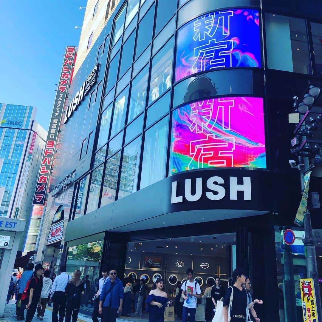 森井ユカさんのインスタグラム写真 - (森井ユカInstagram)「2019年6月1日に新宿東口店にオープンしたLUSHのアジア最大店舗で、夏らしく爽やかな商品を購入（下3点はチャリティのための商品）……そのLUSHからクリエイティブディレクターの工藤理恵子さんを私の桑沢のゼミのゲストにお迎えし、講義とワークショップを行なっていただきました。 LUSHが取り組む社会活動や商品開発についてのお話の後は、小麦粘土を使って新しいバスボムをデザインし、名前を考え、一人一人プレゼンしました。 何がLUSHの企業としてのキャラクターを作り上げているのか、商品の企画開発に最も大切なことは何であるかなど密度の高いお話は、卒展制作に入る前の貴重な授業となりました。ありがとうございました！ #lush #lushjapan #ラッシュ #桑沢デザイン研究所 #森井ゼミ」6月15日 2時21分 - yukamorii