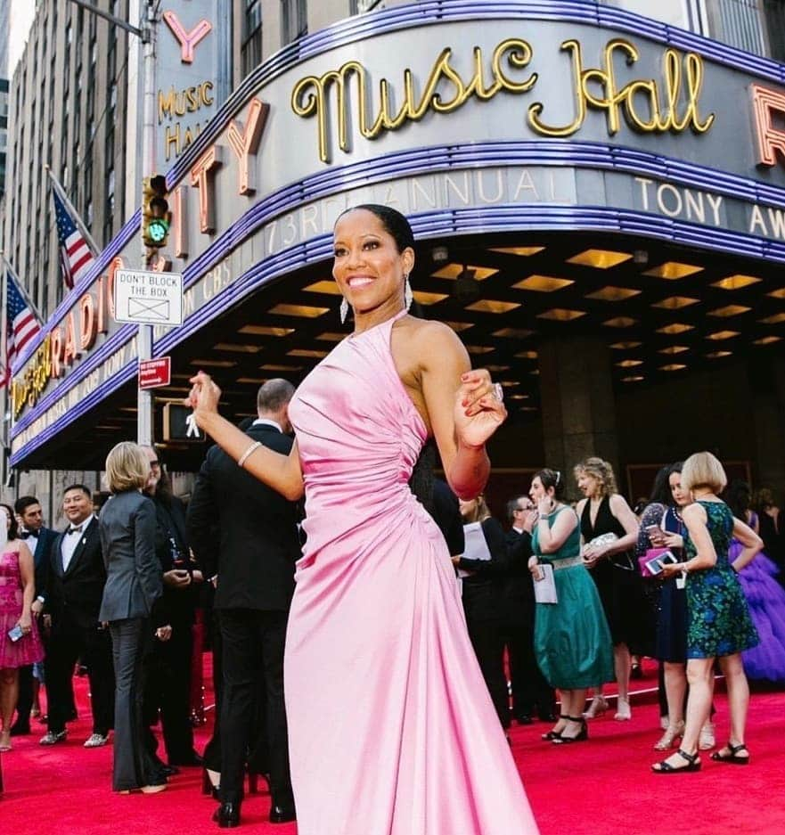 レジーナ・キングさんのインスタグラム写真 - (レジーナ・キングInstagram)「Flashback to my 1st Tonys -Look mama...I'm at the Tonys!!! -Glam Squad got me pretty in pink -When 4 fly people have to take a pic -Officer Tang & Detective Adams reunite #Southland -Bebe is l👀kin good! Whatchoo on...that Keto diet?? -Laura and I are about to hit that stage and were feeling cute. So we give'm that over the shoulder smirk -And the winner is...Bryan Cranston!!! Alright B-fly let's give it to 'em in this Prada #TonyAwards2019」6月15日 2時33分 - iamreginaking