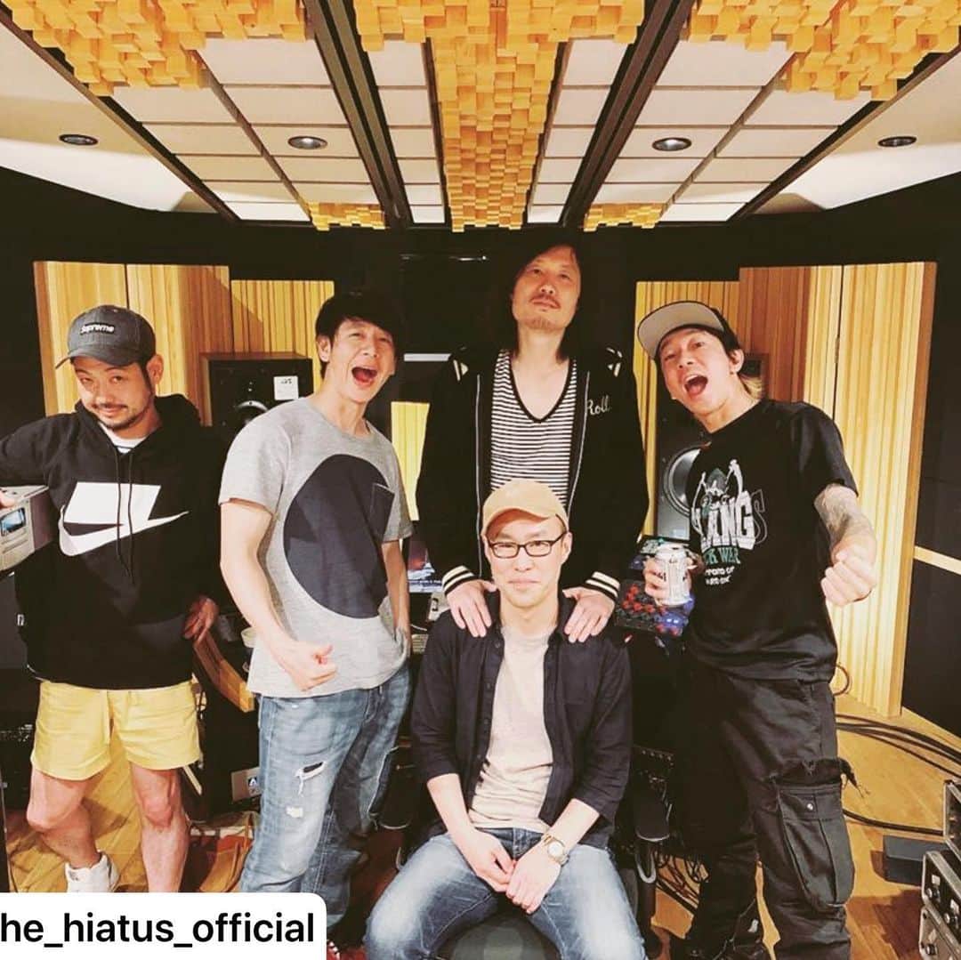 masasucksのインスタグラム：「さんきゅーベリーエイタス🤘🏻🤘🏻🤘🏻 ・ オレら10th年の6枚目のアルバムまもなく大完成でやんす‼️ ・ #theHIATUS #トラックダウン不在 #🙇‍♂️🙇‍♂️🙇‍♂️ #あーーーすぅ  #repost @the_hiatus_official ・・・ レコーディング終了！！あとはマスタリングのみ！  #bigfish #masasucks多忙で不在」