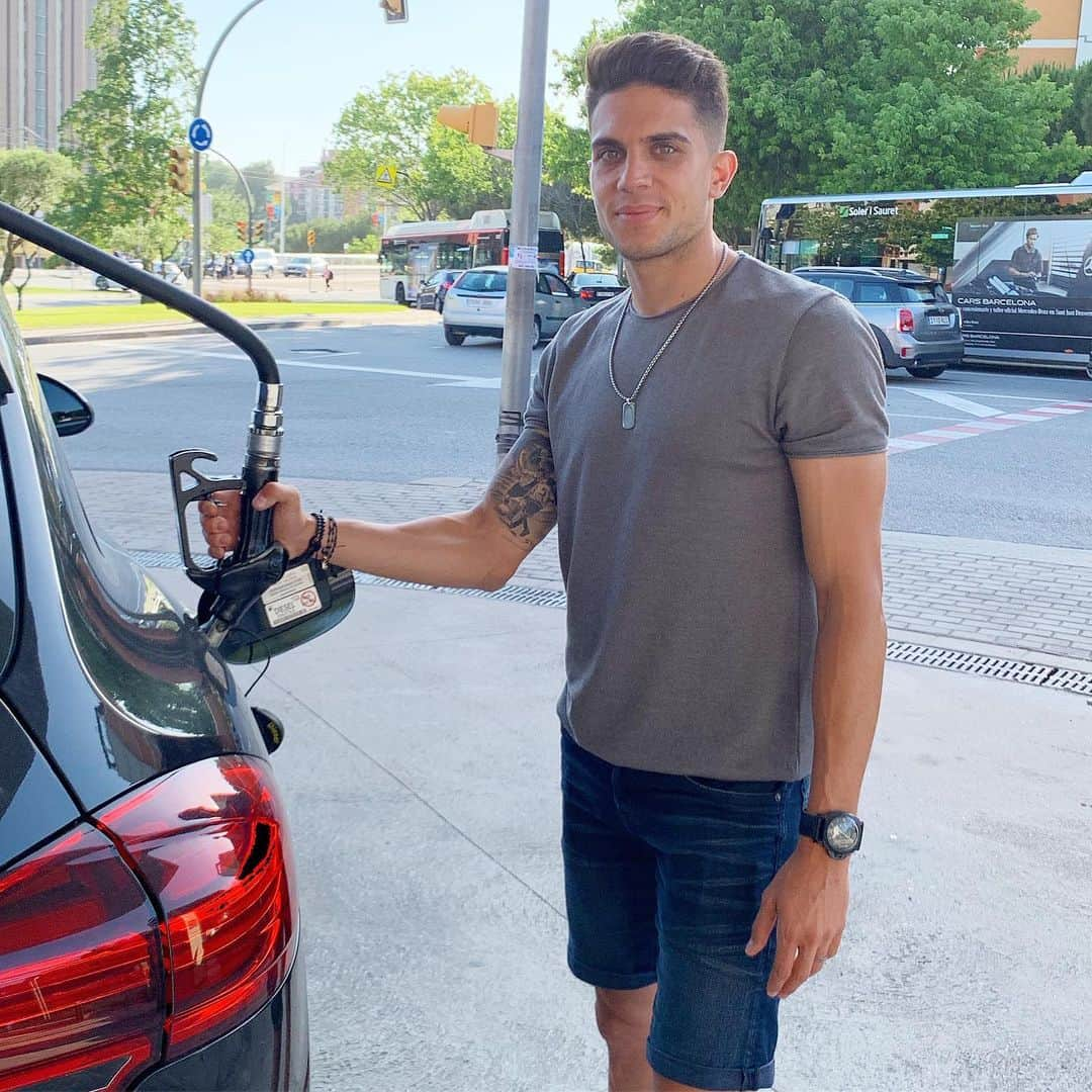 マルク・バルトラさんのインスタグラム写真 - (マルク・バルトラInstagram)「Cuando vas a poner gasolina y te equivocas de lado... 🤷🏻‍♂️😂🤣 Ahora me diréis que nunca os ha pasado... 😜😅 #SiHaPasado #2centimetrosMenosDeMangueraYnoEntra #MeliFotografaGraciosa ⛽️🚘」6月15日 2時35分 - marcbartra