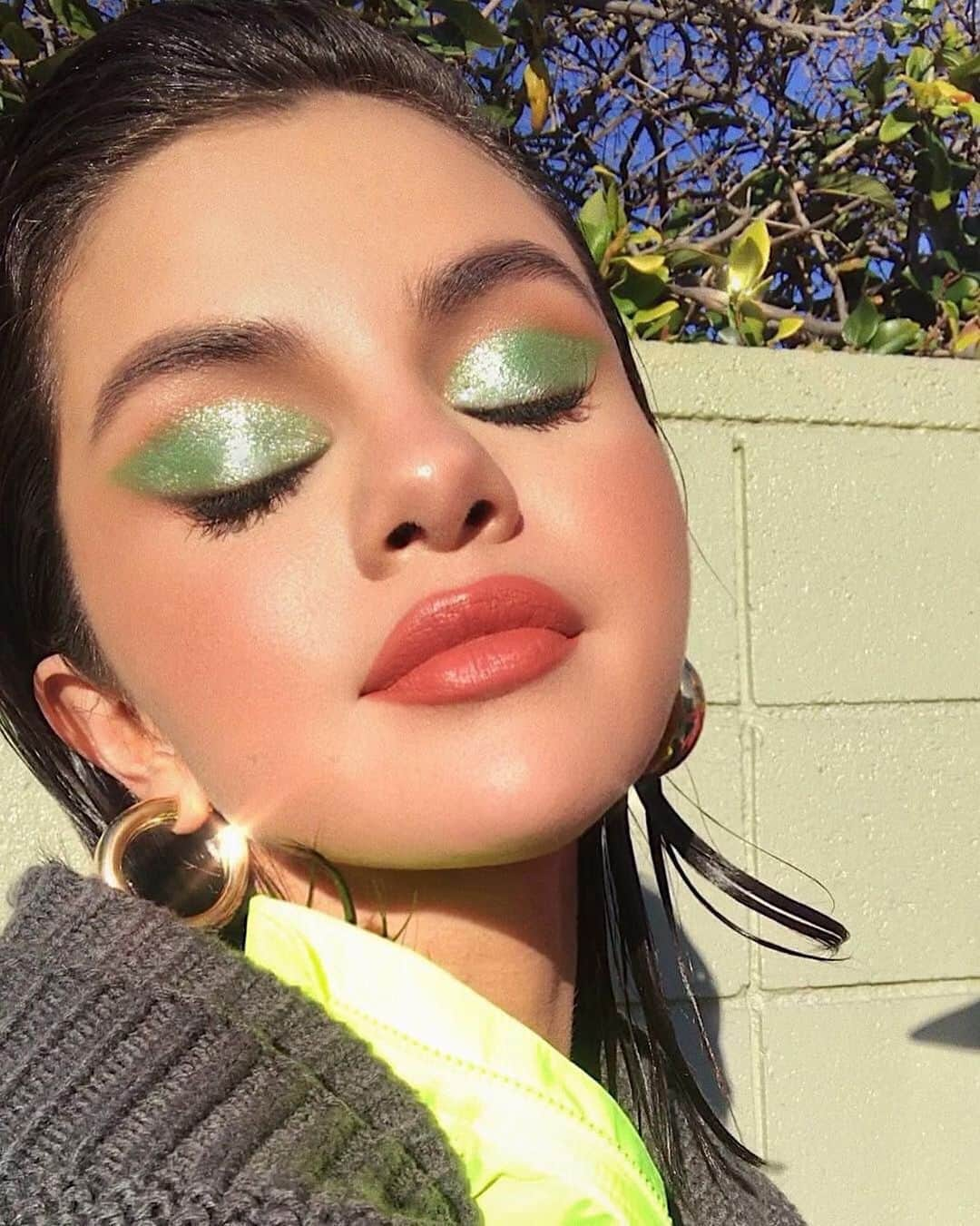 ELLE Magazineさんのインスタグラム写真 - (ELLE MagazineInstagram)「Are shades of green the new millennial pink? Link in bio for the color taking over your Instagram feed. 🍏🥒🍐💚☘️ #regram @hungvanngo」6月15日 2時35分 - elleusa