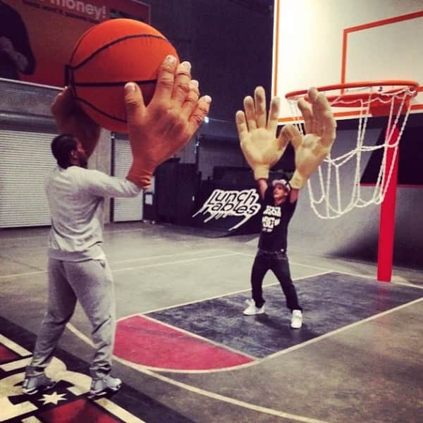 ロブ・ディアデックさんのインスタグラム写真 - (ロブ・ディアデックInstagram)「Congrats to Kawhi and the Raptors on bringing home this NBA Championship. Truly amazing to see someone choose their own path against all criticism, only to reach the pinnacle straight out the gate. One of the most inspiring sports stories of all time. After his first championship and Final’s MVP, we shot this “Mega Hand “ viral concept together, that was inspired by the “Klaw”. A classic Fantasy Factory creation. 🖐🏼🖐🏼🏀🖐🏾🖐🏾」6月15日 2時39分 - robdyrdek