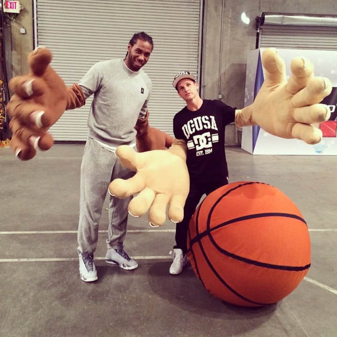 ロブ・ディアデックのインスタグラム：「Congrats to Kawhi and the Raptors on bringing home this NBA Championship. Truly amazing to see someone choose their own path against all criticism, only to reach the pinnacle straight out the gate. One of the most inspiring sports stories of all time. After his first championship and Final’s MVP, we shot this “Mega Hand “ viral concept together, that was inspired by the “Klaw”. A classic Fantasy Factory creation. 🖐🏼🖐🏼🏀🖐🏾🖐🏾」