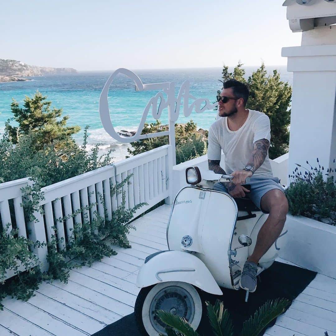 ダニエル・ギンチェクのインスタグラム：「Teilen wir uns die Vespa?🤪 @timkister14 #cottonbeachclub #ibiza #vacation」
