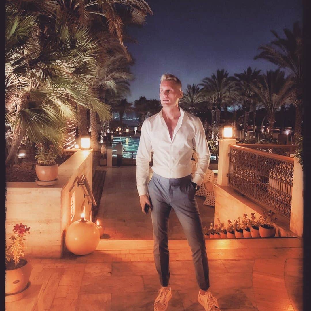 のインスタグラム：「Soon back to real life, but let me stay a little bit longer in this paradise. #dubai #ootd #christianlouboutin #」