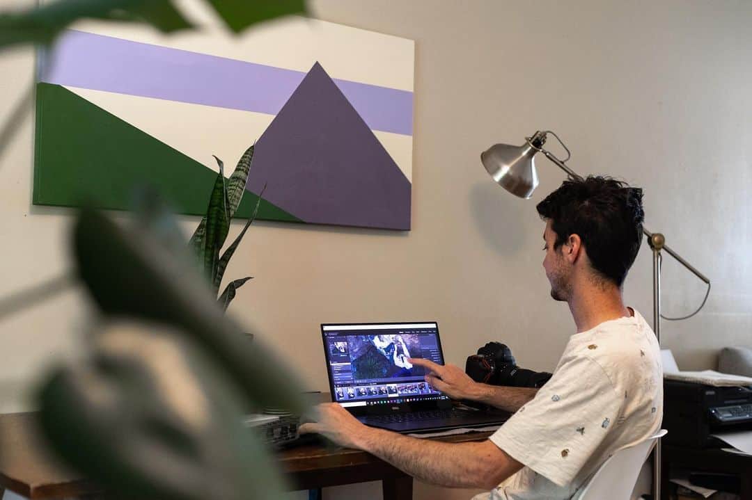 ポール・ロビンソンのインスタグラム：「#Windows #ad having touch screen capabilities on my @windows laptop has never made photo and video editing so easy and efficient. I love pursuing my passion in photography!」