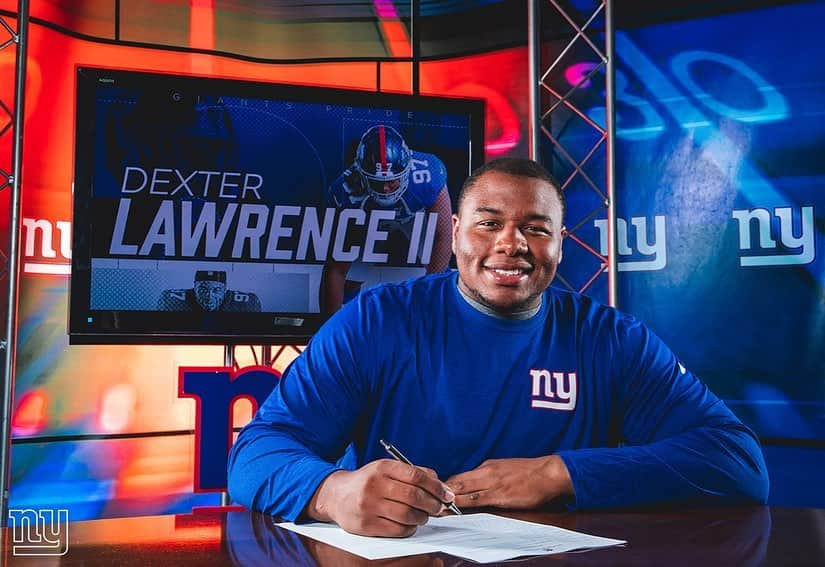 New York Giantsさんのインスタグラム写真 - (New York GiantsInstagram)「Pen to paper. 🖊 @dexterlawrence18 & @drebaker1 are SIGNED!」6月15日 2時58分 - nygiants