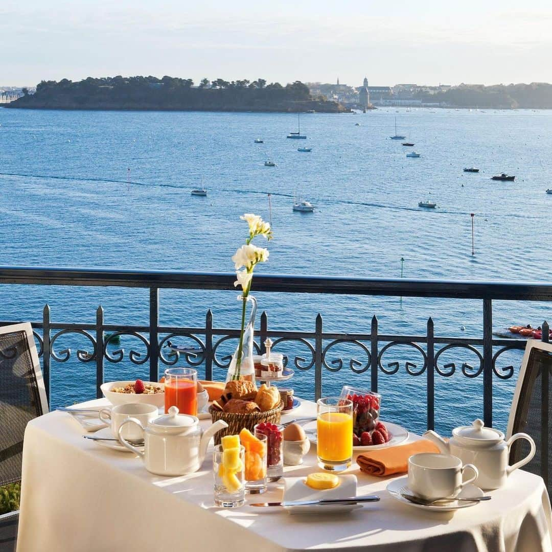 Biologique Recherche USAさんのインスタグラム写真 - (Biologique Recherche USAInstagram)「Looking for a resourceful and peaceful destination this Summer? Escape to the freshly redesigned Grand Hotel in Dinard, a piece of heaven in Brittany, France. Ideally located along the Côte d'Émeraude, Dinard is a beautiful seaside resort with a charming British twist. Within the stunning hotel, The Spa Diane Barrière Spa now provides its guests with the entire range of Biologique Recherche products and personalized treatments. Featuring soft lighting, calming colors and intimate treatment rooms, it is the ideal setting for a profound sense of relaxation. Enjoy the season by treating yourself to one of the best well-being retreats. • • • #biologiquerecherche #passion #expert #beauty #skin #skincare #facecare #bodycare #followyourskininstant #buildingbetterskin #skininstant #spadianebarriere #treatmen #grandhoteldinard #groupebarriere #dinard #bretagne #france #summergetaway #treatyourself」6月15日 3時22分 - biologique_recherche_usa