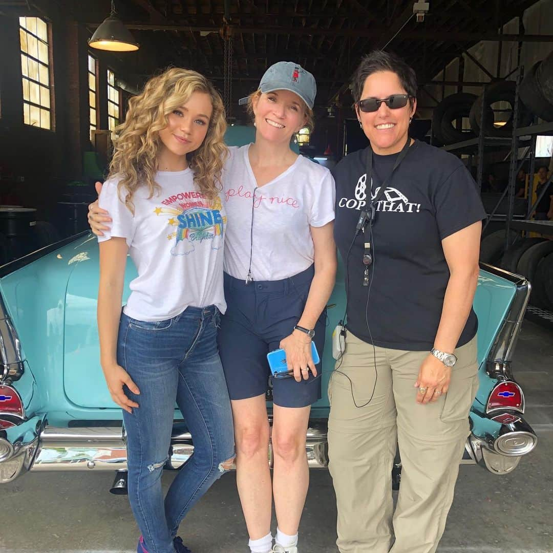 リー・トンプソンさんのインスタグラム写真 - (リー・トンプソンInstagram)「Having a blast working with these awesome people. And. Football. #stargirl @brecbassinger @smarthouse26 #ronnie #nightshoot」6月15日 3時22分 - lea_thompson