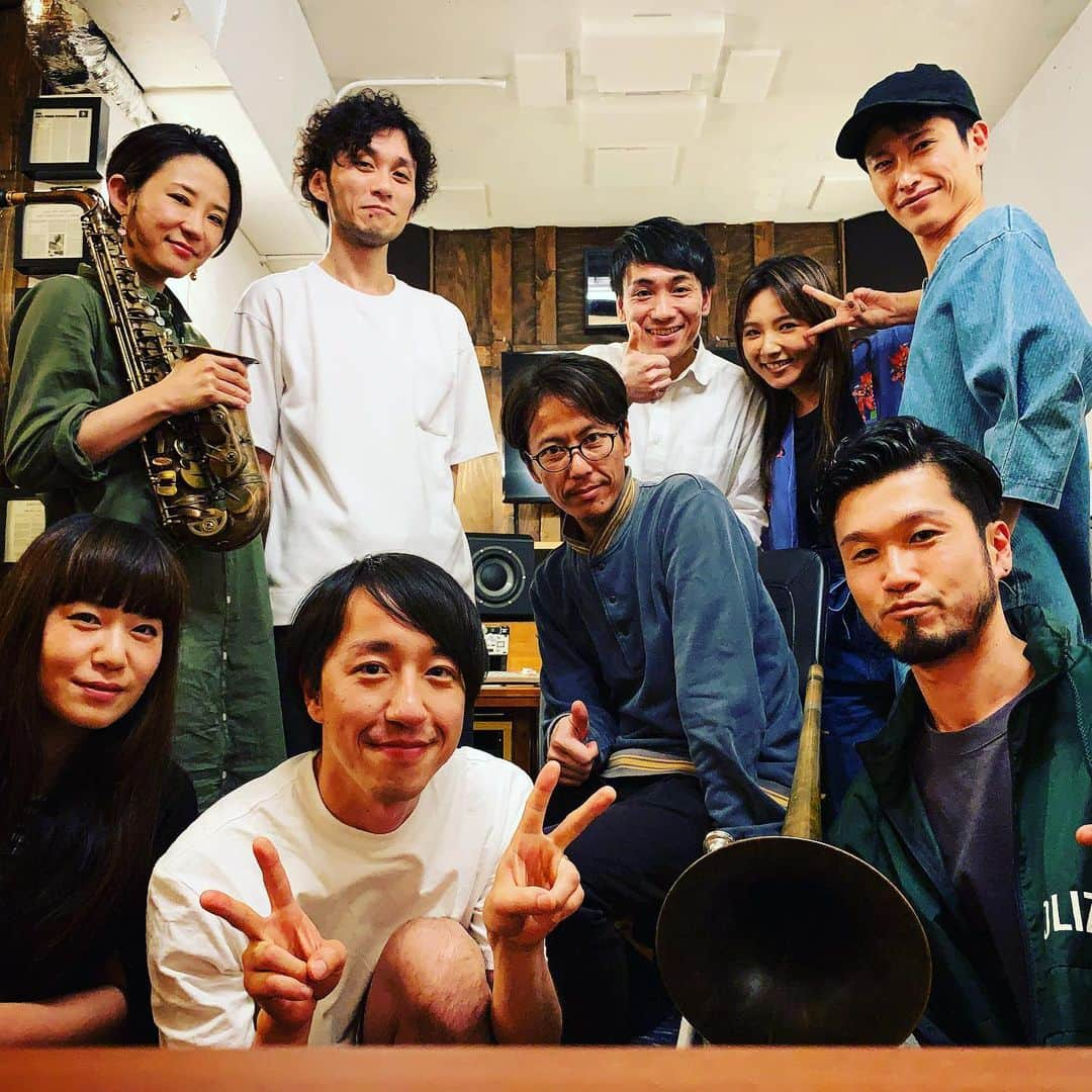 野呂佳代さんのインスタグラム写真 - (野呂佳代Instagram)「『mogsanと野呂佳代』 今年の夏  一緒に New summer song作りました!!!!! 楽器演奏、歌入れ、全てのレコーディングも終わり ギューーーっと製作中です👍 ファンの皆さん 出来上がりを、お楽しみに♬ 配信日等またお知らせします❤️ 改めて、mogsanの素敵な音楽センスを皆さんにももっと知っていただけたらと思いました🎙 @mogsan.info  #野呂佳代  #mogsan  #rinちゃん  sax #まゆこちゃん trumpet #かっちゃん  trombone #やすさん mixer arranger」6月15日 14時14分 - norokayotokyo