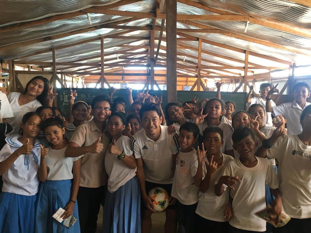 香川真司さんのインスタグラム写真 - (香川真司Instagram)「#Repost @udnsports with @get_repost ・・・ 今日の午前中は現地タクロバンの幼稚園、小学校を訪ねさせて頂きました。たくさんの笑顔に会う事が出来ました😊 午後も２つの施設を訪ねさせていただきます。また更新します👍 #commongoal #udnsports  #udnfoundation #fundlife #Philippine #tacloban #香川真司 #sk23」6月15日 14時14分 - sk23.10