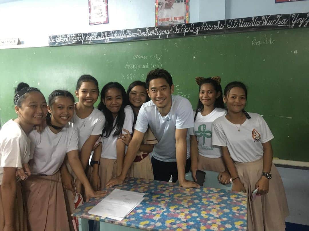 香川真司さんのインスタグラム写真 - (香川真司Instagram)「#Repost @udnsports with @get_repost ・・・ 今日の午前中は現地タクロバンの幼稚園、小学校を訪ねさせて頂きました。たくさんの笑顔に会う事が出来ました😊 午後も２つの施設を訪ねさせていただきます。また更新します👍 #commongoal #udnsports  #udnfoundation #fundlife #Philippine #tacloban #香川真司 #sk23」6月15日 14時14分 - sk23.10