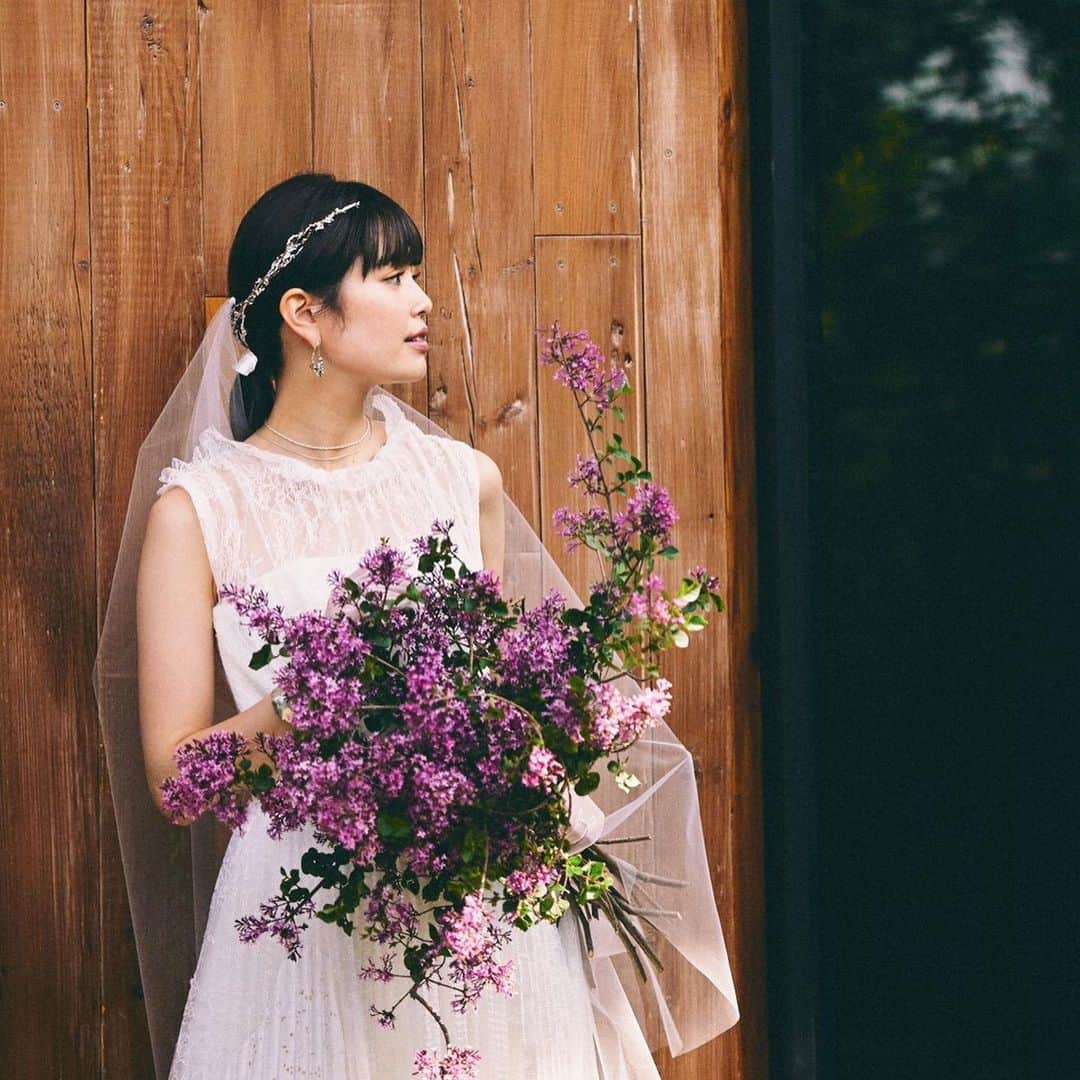 MIRRORさんのインスタグラム写真 - (MIRRORInstagram)「＊ 豊かな緑と温かな光が降り注ぐチャペル。  そんな神秘的な空間でウエディングドレスを 身に纏った花嫁様は眩しいくらいに美しいですね。  先月渋谷の @trunkhotel にてお式を挙げられた モデルの垣内彩未さん(@kakiuchiayami ) MIRROR MIRRORにてドレスのお手伝いをさせていただきました。  垣内さんが運命のドレスとしてお選びになったのは スペインのドレスブランド @yolancris です。  可愛いだけじゃ物足りない。 そんな花嫁様におすすめのドレスです。  Bride @kakiuchiayami  Dress @yolancris  #mirrormirror #weddingdress #trunkhotelwedding #trunkhotel#kakiuchiayamiwedding #yolancris#ミラーミラー#ヨーランクリス#垣内彩未#トランクホテル」6月15日 12時47分 - mirrormirror_jp