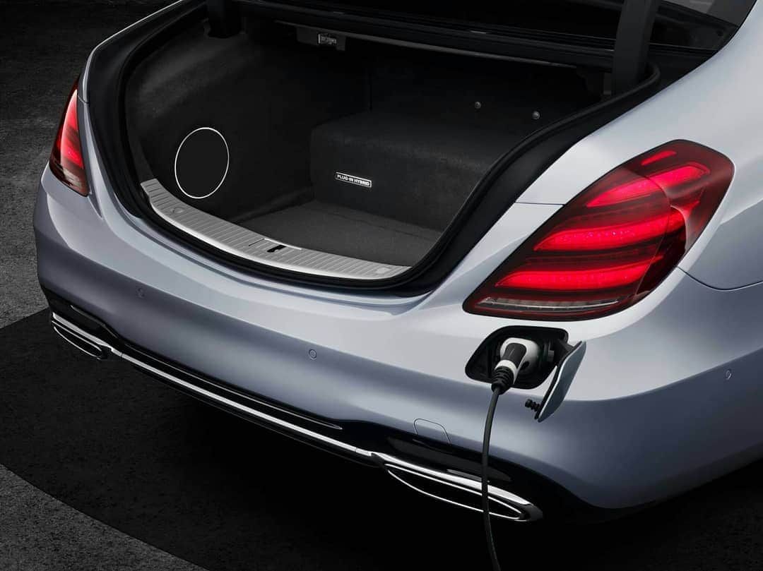 Mercedes-Benz Thailandさんのインスタグラム写真 - (Mercedes-Benz ThailandInstagram)「เตรียมพบสุดยอดนวัตกรรมแห่งยุคกับเครื่องยนต์ EQ Power เจเนอเรชั่นที่ 3 ซึ่งเป็นเทคโนโลยีจาก Mercedes-Benz S 560 e AMG Premium ในรถยนต์ขับเคลื่อนพลังงานไฟฟ้าที่สมบูรณ์แบบ ที่ผสานการทำงานอันยอดเยี่ยม ช่วยให้คุณเดินทางด้วยพลังงานไฟฟ้าได้ไกลขึ้นและประหยัดได้มากขึ้น เร็วๆ นี้ สัมผัสประสบการณ์ใหม่ของเทคโนโลยีอัจฉริยะ EQ Power ได้ที่: www.mercedes-benz.co.th/EQ  #MercedesBenz #SClass #MercedesBenzThailand #EQPower #switchtoEQ #ElectricIntelligencebyMercedesBenz *อุปกรณ์บางส่วนในภาพอาจแตกต่างจากที่จำหน่ายจริง」6月15日 12時47分 - mercedesbenzthailand