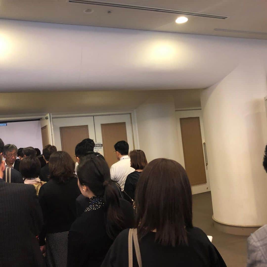 黒田愛美さんのインスタグラム写真 - (黒田愛美Instagram)「#日本抗加齢医学会総会 ‼️ 雨だけどどこも激混み！ ドクターの中でも、 これだけ #予防医学 #アンチエイジング に注目が集まってるってことですね😊 #アンチエイジングフェア は後で顔出します❣️ #アンチエイジング学会 #抗加齢学会#19JAAM #美容アンチエイジング専門医  #黒田愛美」6月15日 12時48分 - kurodaaimi
