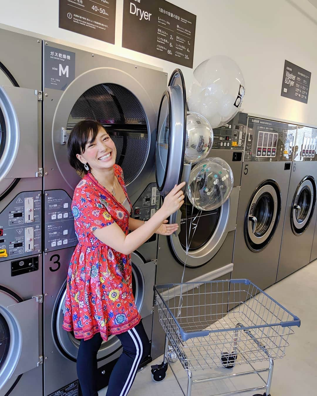 芳美リンさんのインスタグラム写真 - (芳美リンInstagram)「Laundry Place 江ノ島 プレオープンイベントへ行って来ました✨  カフェも併設された、オシャレなランドリースペース✨  洗ってる時間ものんびり過ごせるなんて、洗濯が楽しくなりますね！  海遊びのあと、 服や水着洗って帰れるし👏 ちょっと前に油断して服のまま川に落ちたことがあるんですが。笑 かなり大変でした。  その時こういうスペースあったら良かったなあ🌊🎵 下の階は、 #レンタルスペース になってるので、、 キャンプグッズやSUP預けちゃうのもありだなあ✨  趣味のための秘密基地みたい☺️✨ #balukolaundryplace#バルコランドリープレイス #クロスロードベーカリー #ソーシャルランドリー #ランドリーカフェ #PR #江の島#海好きな人と繋がりたい#湘南SUPガール #ビーチ#マリンスポーツ」6月15日 12時53分 - lynn.lynn5