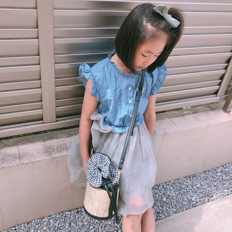 Kikuno Sayumiさんのインスタグラム写真 - (Kikuno SayumiInstagram)「〻dot&tulle〻 ・ ・ ・ いつになくガーリーな娘と☺️ ・ 私は @uniqlo_ginza の#ドレープフレンチスリーブチュニック 。サラッとした素材で涼しい✧* ・ 娘は @mimiisa_shop のドッキングワンピ。チュールに袖にフリルが付いてたりして、女子が好きな要素たっぷり☺︎ ・ 122センチの身長で130着用。 ・ 兼用で使っているバッグもここの。 ・ ・ ・ 👩 tops▶ @uniqlo bottoms▶ @chocoa_official bag▶ @amour_onlinestore piece▶ @m.noripeee ・ 👧 onepiece&bag▶ @mimiisa_shop shoes▶ @sesto_shoes ・ ・ ・ #ファッション#コーデ#fashion#ママ#ママコーデ#ponte_fashion #プチプラコーデ#大人カジュアル#大人可愛い#ジユジョ#シンプルコーデ#夏コーデ#マタニティコーデ #親子リンクコーデ #ぷんにー#妊娠8ヶ月 #ママリファッション#ママリ#locari#CHOCOA#ドット#ユニクロきれいめ部 #ユニクロコーデ#あおちゃんコーデ」6月15日 12時55分 - sayumikikuno