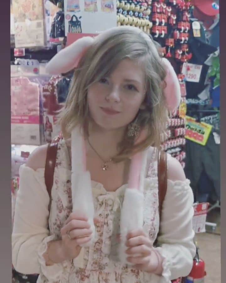 Ella Freyaのインスタグラム：「Akiba. The place to go if you want to be called master, lady, princess by the cutest girls dresser up in maid or bunny costumes. Play the best arcade games, play pachinko or participate in a virtual horse race. See middle aged men go crazy and stupid for high school aged idols. Buy the best hightech gadgets. That's Akiba 😆」