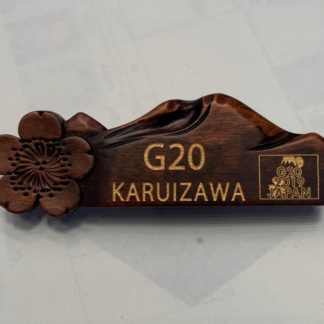 世耕弘成のインスタグラム：「G20エネルギー・環境大臣会合閣僚識別用のバッチは地元の軽井沢彫り。」