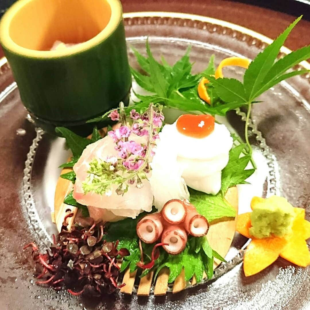 丹野みどりさんのインスタグラム写真 - (丹野みどりInstagram)「先日お邪魔した 名古屋の老舗料亭『志ら玉」さん  6名のお食事会だったのですが 素晴らしい個室で ゆっくりと頂くお料理が  一品一品実に美味しかったです。  大女将に様々なお話を伺うなかで、 美空ひばりさんのエピソードもあり 興味深かったです。 ◆お仕事のお問い合わせは 株式会社丹野みどりアナウンス事務所 info@tannomidori.co.jp  #老舗#料亭#志ら玉#懐石#Japanesefood#washoku#グルメ#お食事会」6月15日 13時11分 - midorimarron