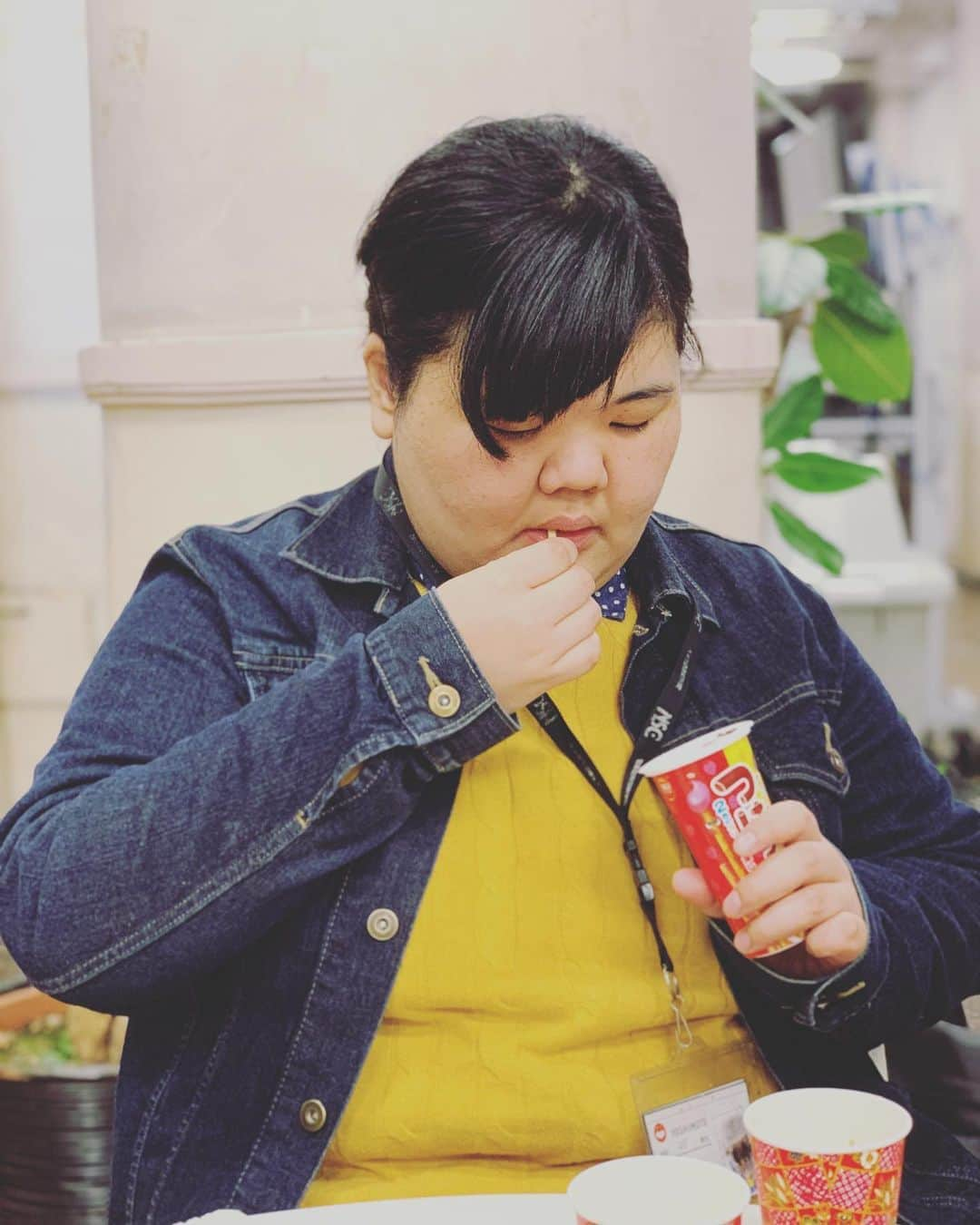 きりやはるかさんのインスタグラム写真 - (きりやはるかInstagram)「お菓子も好きだよ #しんぼるあんり #彼女感 #真夜中のお菓子 #棒状のクッキーにチョコをつけて食べるやつ #懐かしいような #お菓子も好きだけど炭水化物が一番」6月15日 13時12分 - kiriyaharuka