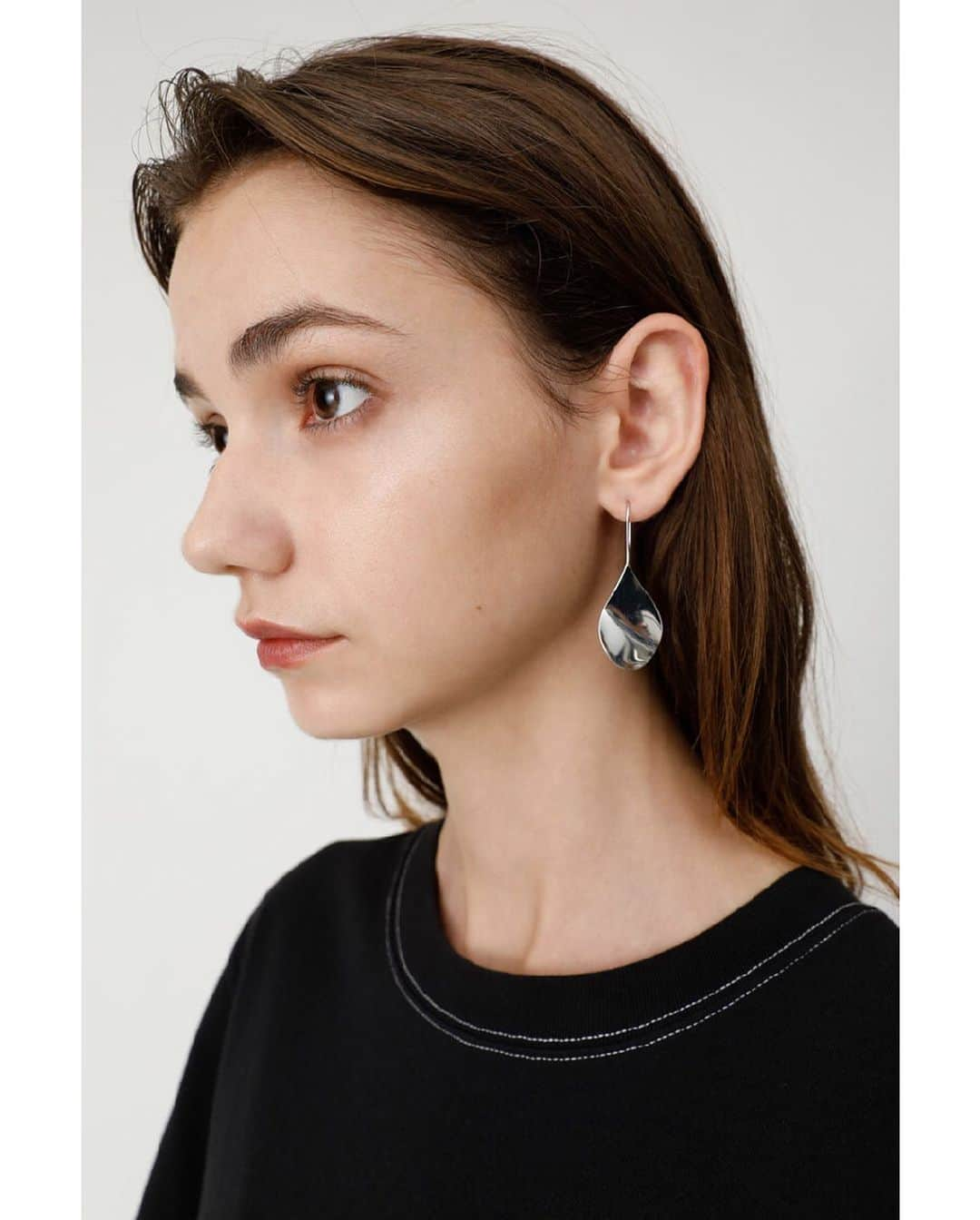 マウジーさんのインスタグラム写真 - (マウジーInstagram)「NEW IN. ㅤㅤㅤㅤㅤㅤㅤㅤㅤㅤㅤㅤㅤ ■CURVED DROP EARRINGS(010CSS50-1900) 歪みのあるモチーフが耳元でさりげなく揺れ、スタイリングに取り入れると洗練された印象に。 ㅤㅤㅤㅤㅤㅤㅤㅤㅤㅤㅤㅤㅤ 全国のMOUSSY店舗・SHEL'TTER WEBSTOREにて 6月21日(金)より発売予定。 #MOUSSY」6月15日 13時09分 - moussyofficial