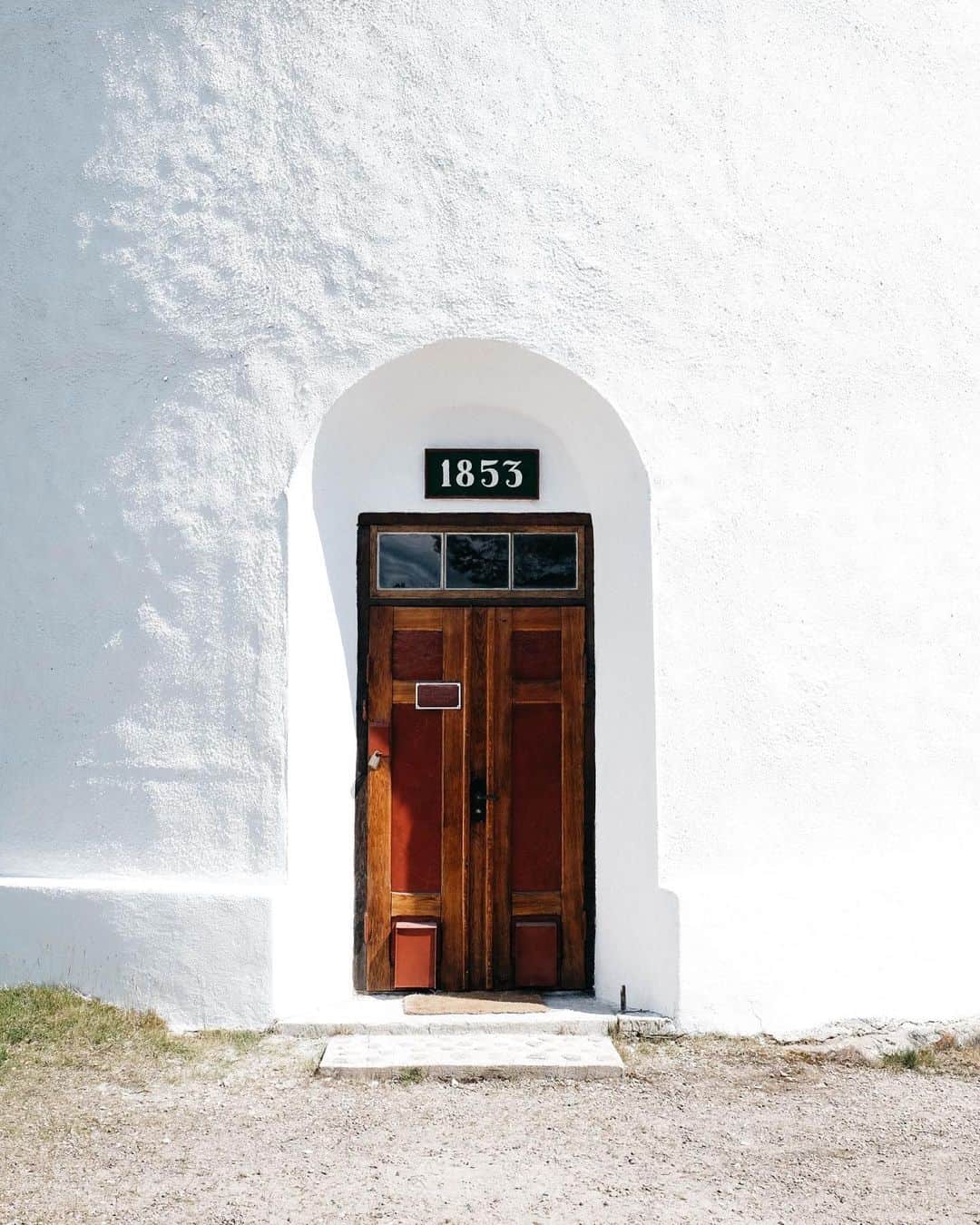 オブレクトさんのインスタグラム写真 - (オブレクトInstagram)「Day dream behind the door. ________________________  Storjungfrun, Vallvik, Sweden Photo by Fredrik Öhlander on Unsplash  ________________________  #Storjungfrun #Vallvik #sweden #sverige #schweden #visitsweden #swedenimages #sweden_photolovers #scandinavia #lensculture #atlantis #transit #landscapephotography #landscape_captures #beautifuldestination #keepexploring #travelawesome #lifeofadventure #wanderlust #worldcaptures #unsplash #oblekt #alrightwithyou #fineandeasywear  #オブレクト」6月15日 13時14分 - oblekt_jp